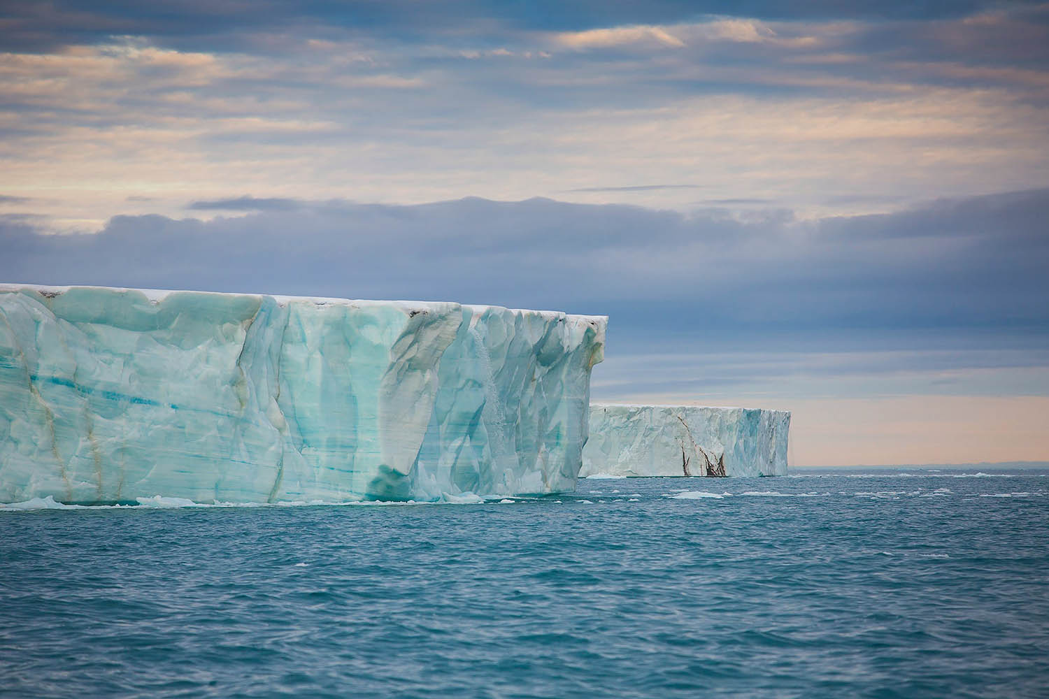 Voyage Navigation - Navigation arctique autour du Spitzberg à la voile - Paysage côtier et icebergs © Sailnorway