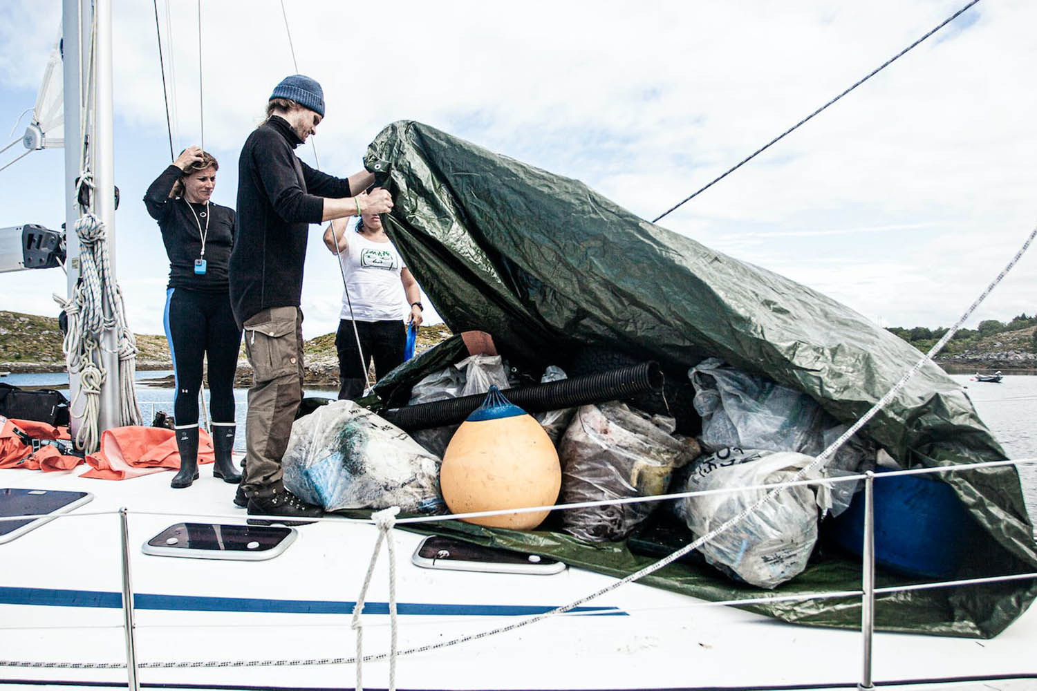 Voyage Navigation - Voile et nettoyage des plages sur les côtes de Helgeland - les équipiers se préparant à la navigation après avoir nettoyer une plage
