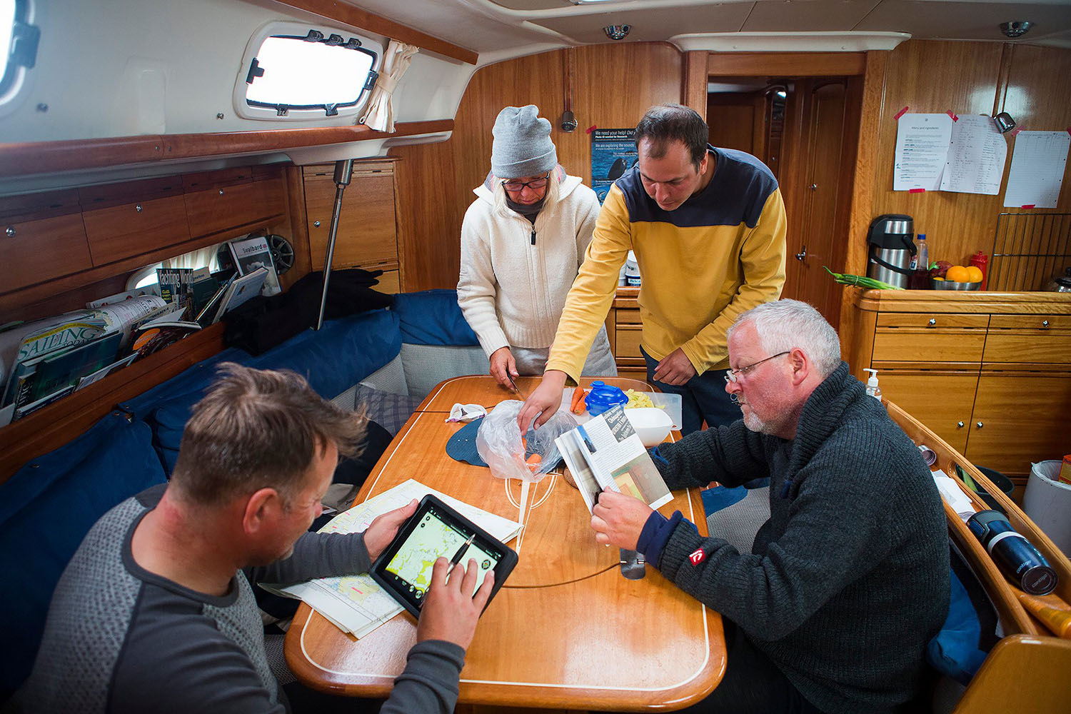 Vie à bord du voilier Humla lors de la Croisière scientifique à la voile sur les orques et baleines à bosse de Norvège -copyright SailNorway