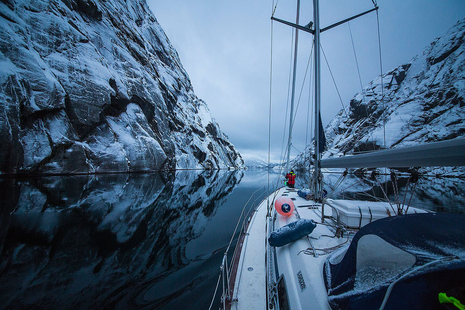 Navigation à bord du voilier Humla lors de la Croisière scientifique à la voile sur les orques et baleines à bosse de Norvège -copyright SailNorway