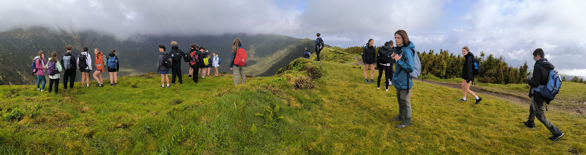 Voyages scolaires scientifiques et séjours éducatifs - activités pédagogiques en géologie avec randonnée autour de la caldeira, transect, album de formations géologiques et de plantes endémiques, interprétation du paysage