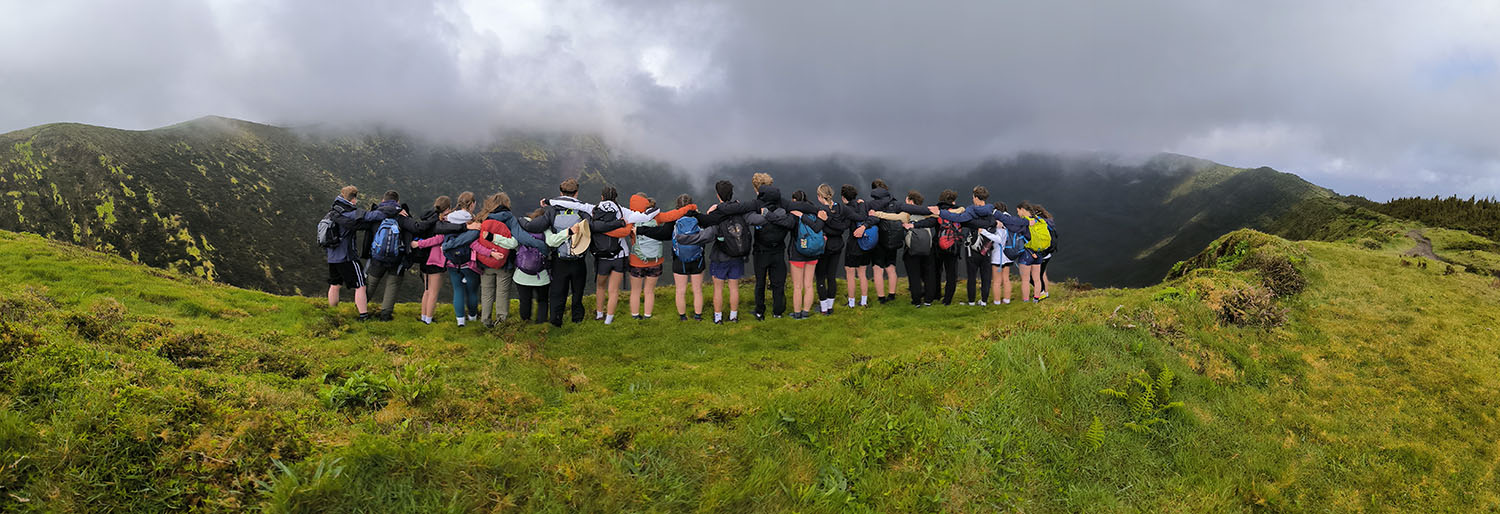 Voyages scolaires scientifiques et séjours éducatifs - activités pédagogiques en géologie avec randonnée autour de la caldeira, transect, album de formations géologiques et de plantes endémiques, interprétation du paysage