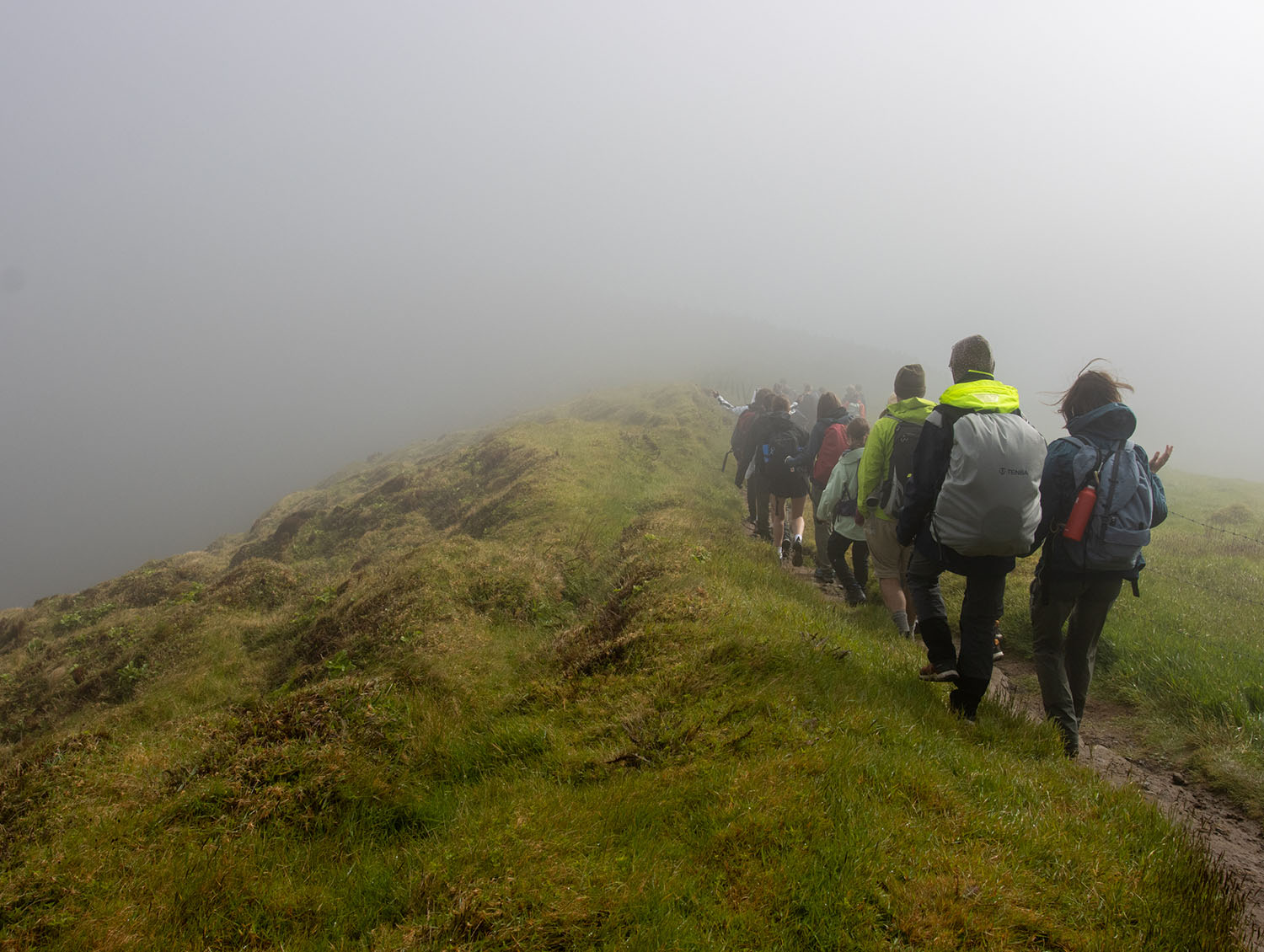 Voyages scolaires scientifiques et séjours éducatifs - activités pédagogiques en géologie avec randonnée autour de la caldeira, transect, album de formations géologiques et de plantes endémiques, interprétation du paysage
