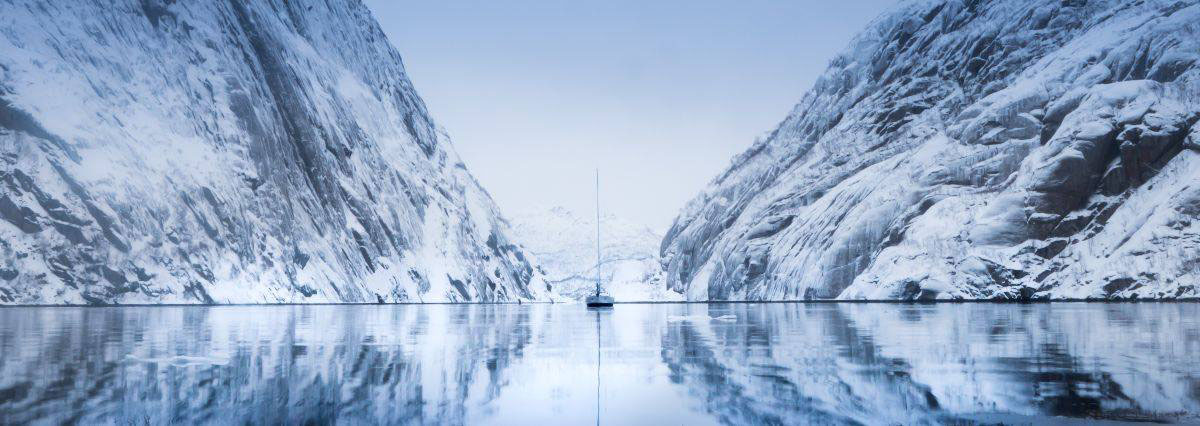 Croisière scientifique à la voile sur les orques et baleines à bosse de Norvège - Immersion et vie à bord - Voilier dans un fjord au nord de la Norvège